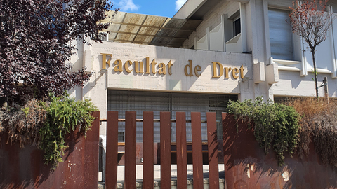 Fotografia de l'exterior de l'edifici de la Facultat de Dret de la UAB.